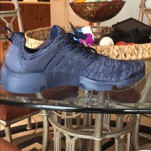 Navy blue nike prestos